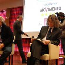 Tsunami Tour: Beppe Grillo e Gianroberto Casaleggio in una scena del documentario durante un discorso