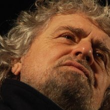 Tsunami Tour: Beppe Grillo in un intenso primo piano tratto dal film