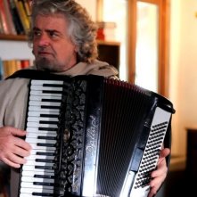 Tsunami Tour: Beppe Grillo suona la fisarmonica in una scena del film