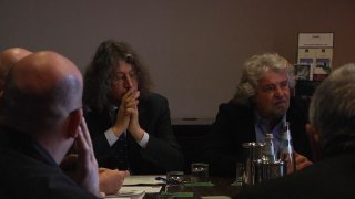 Tsunami Tour: Grillo e Casaleggio in una scena del documentario durante un discorso