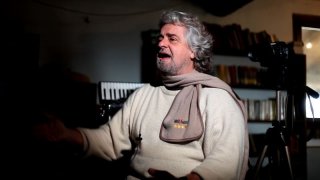 Tsunami Tour: il leader del Movimento 5 stelle durante un'intervista raccontata dal documentario