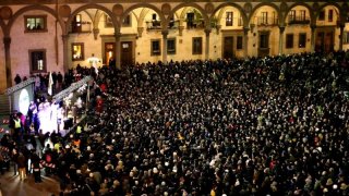 Tsunami Tour: un'affollata piazza per il discorso del leader del Movimento 5 stelle durante la campagna elettorale