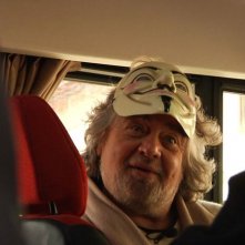 Tsunami Tour: una buffa immagine di Beppe Grillo tratta dal documentario sul tour elettorale del Movimento 5 stelle