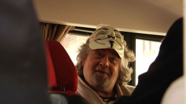 Tsunami Tour: una buffa immagine di Beppe Grillo tratta dal documentario sul tour elettorale del Movimento 5 stelle
