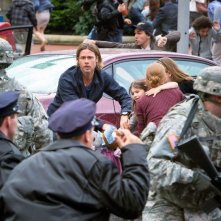 World War Z: Brad Pitt in fuga insieme ai piccoli Mireille Enos e Sterling Jerins in una scena del film