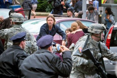 World War Z: Brad Pitt in fuga insieme ai piccoli Mireille Enos e Sterling Jerins in una scena del film