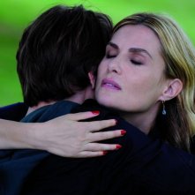 Emmanuelle Seigner abbraccia teneramente Ernst Umhauer in una scena di Nella casa