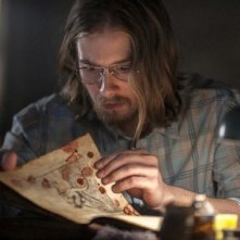 La casa: Lou Taylor Pucci in una scena