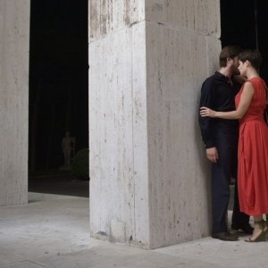 Nina: Diane Fleri insieme a Luca Marinelli in una romantica scena del film