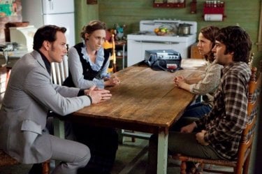 Patrick Wilson, Vera Farmiga, Lili Taylor e Ron Livingston in una scena di L'Evocazione - The Conjuring