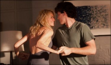 Perfect Mothers: Naomi Watts e James Frecheville in una scena