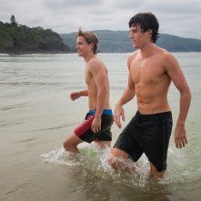 Perfect Mothers: Xavier Samuel e James Frecheville interpretano Ian e Tom.