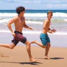 Perfect Mothers: Xavier Samuel e James Frecheville sulla spiaggia