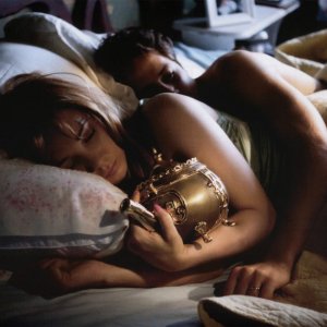 The Brass Teapot: Juno Temple e Alexis Bledel in una scena