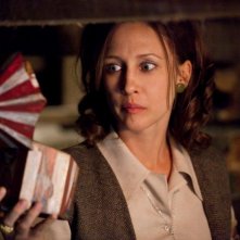 Vera Farmiga in una scena del film horror paranormale L'Evocazione - The Conjuring