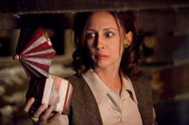 Vera Farmiga in una scena del film horror paranormale L'Evocazione - The Conjuring