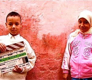 Due bambini e un ciak in una scena di Casablanca Mon Amour