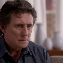 All Things to All Men: Gabriel Byrne in una immagine del film