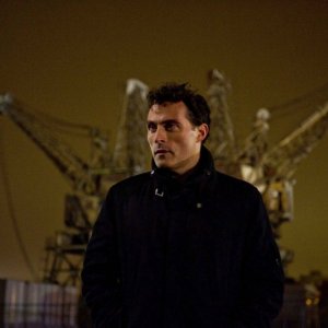 All Things to All Men: Rufus Sewell in una scena del film