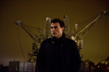All Things to All Men: Rufus Sewell in una scena del film
