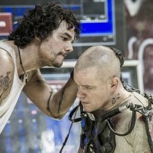 Elysium: Wagner Moura e Matt Damon in una scena del film