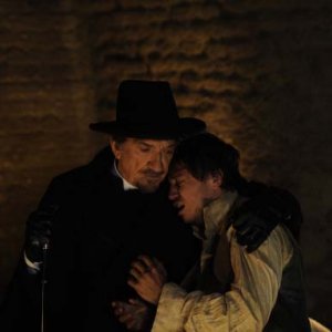 Marco Cassini accanto a Gigi Proietti ne L'ultimo Papa Re