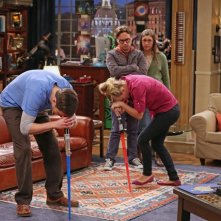 The Big Bang Theory: Jim Parsons, Kaley Cuoco, Johnny Galecki e Mayim Bialik nell'episodio The Re-Entry Minimization