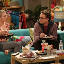 The Big Bang Theory: Kaley Cuoco e Johnny Galecki nell'episodio The Decoupling Fluctuation