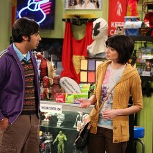 The Big Bang Theory: Kunal Nayyar e Kate Micucci nell'episodio The Tangible Affection Proof