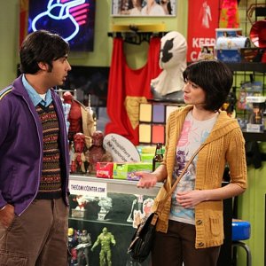 The Big Bang Theory: Kunal Nayyar e Kate Micucci nell'episodio The Tangible Affection Proof