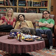 The Big Bang Theory: Kunal Nayyar, Kaley Cuoco e Johnny Galecki nell'episodio The Date Night Variable