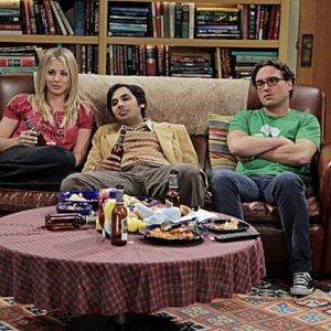 The Big Bang Theory: Kunal Nayyar, Kaley Cuoco e Johnny Galecki nell'episodio The Date Night Variable