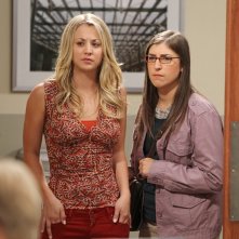 The Big Bang Theory: Mayim Bialik e Kaley Cuoco nell'episodio The Higgs Boson Observation