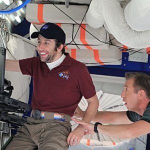 The Big Bang Theory: Simon Helberg e Pasha Lychnikoff nell'episodio The Date Night Variable