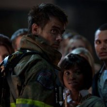 Fire with Fire: il pompiere Josh Duhamel in una scena del film d'azione diretto da David Barrett