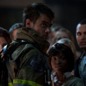 Fire with Fire: il pompiere Josh Duhamel in una scena del film d'azione diretto da David Barrett