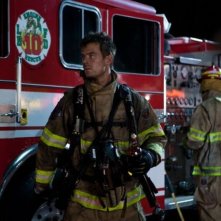Fire with Fire: Josh Duhamel in una scena con l'uniforme da pompiere