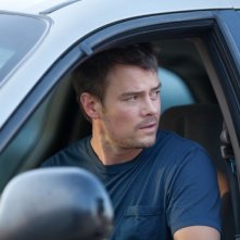 Fire with Fire: Josh Duhamel in una scena del film d'azione nei panni del pompiere Jeremy Coleman