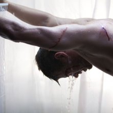 Fire with Fire: Josh Duhamel sciacqua le sue ferite in una scena del film