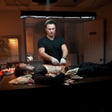 Fire with Fire: Julian McMahon cura le ferite di Arie Verveen in una scena del film