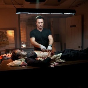Fire with Fire: Julian McMahon cura le ferite di Arie Verveen in una scena del film