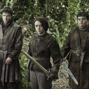 Il trono di spade: Maisie Williams e Joe Dempsie in una scena dell'episodio Dark Wings, Dark Words
