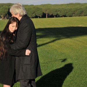 Una vita violata: Jun Ichikawa e Marco Di Stefano si abbracciano in una scena del film