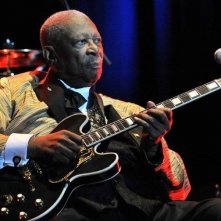 BB King: The Life of Riley, il grande BB King in una scena del documentario durante un concerto a Manchester nel 2011