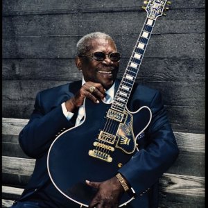 BB King: The Life of Riley, l'ottantasettenne B.B. King sorride con la sua chitarra in una scena del documentario
