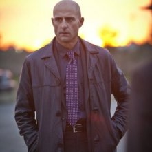 Low Winter Sun: Mark Strong nel pilot della serie