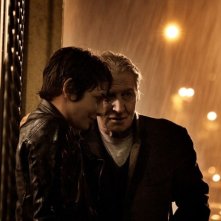 Miele: Jasmine Trinca con Carlo Cecchi sotto la pioggia in una scena del film