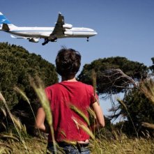 Miele: Jasmine Trinca (di spalle) osserva un aereo in volo in una scena del film