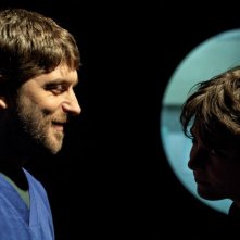 Miele: Libero De Rienzo in penombra insieme a Jasmine Trinca in una scena del film