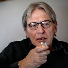 Miele: un intenso primo piano di Carlo Cecchi tratto dal film